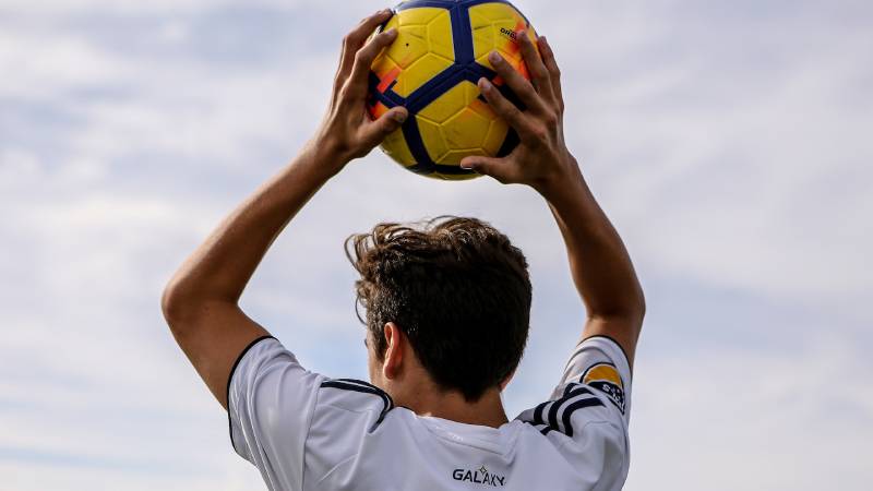 Cách Đặt Cược Kèo Ném Biên Trong Bóng Đá 1 Cách Đặt Cược Kèo Ném Biên Trong Bóng Đá